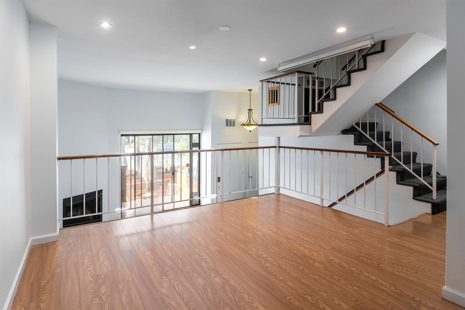 Reseda Townhome: 19355 Sherman Way, Unit 7