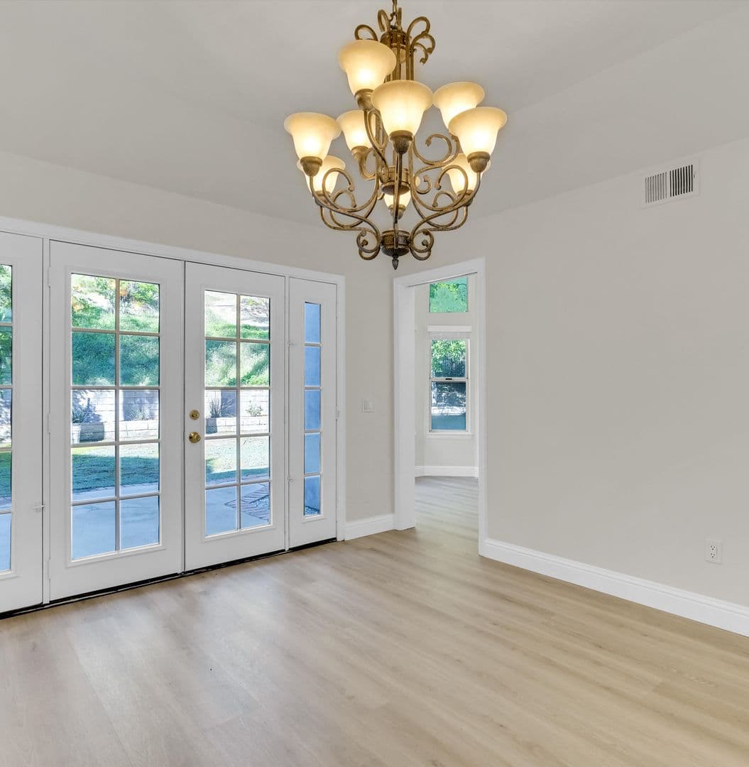 West Hills House: 8103 Valley Flores Drive