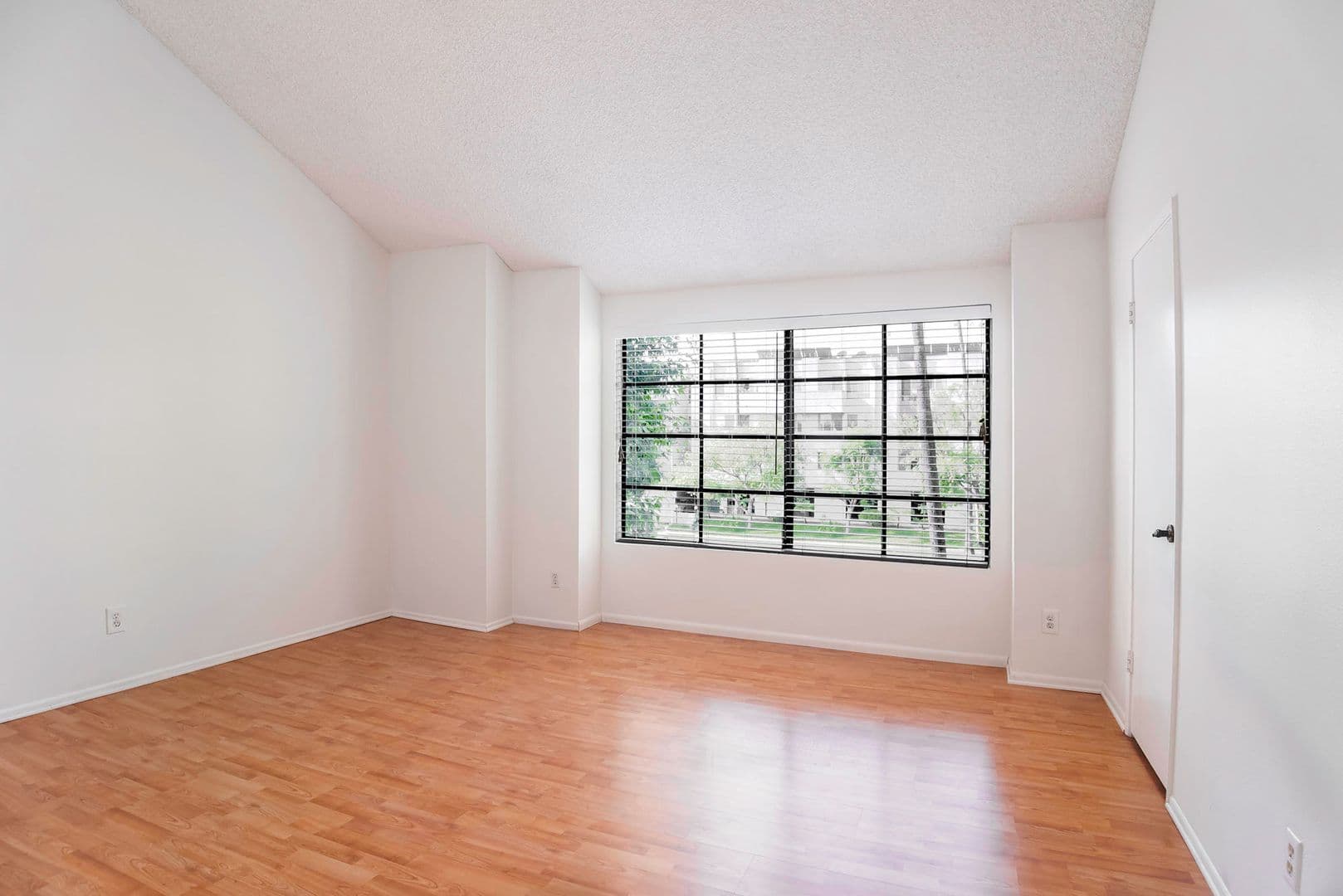 Reseda Townhome: 19355 Sherman Way, Unit 7
