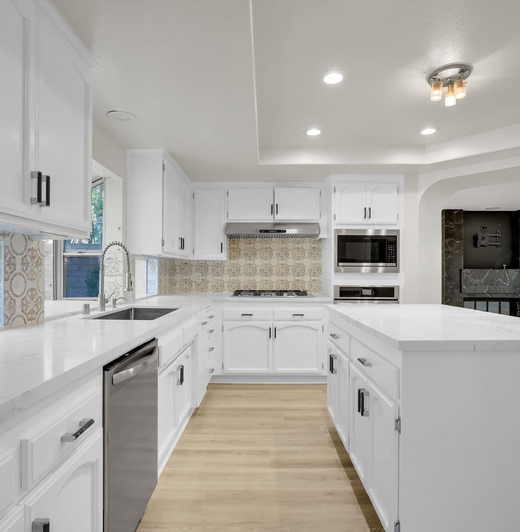 West Hills House: 8103 Valley Flores Drive