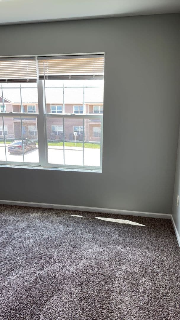 Newton Apartment: 704 Cottonwood Crossing Drive