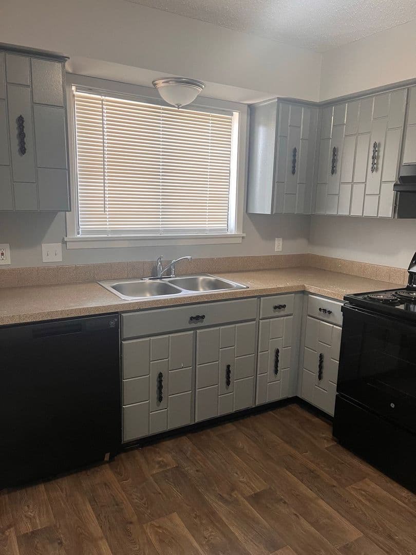 Wichita Apartment: 1000 S Woodlawn Street