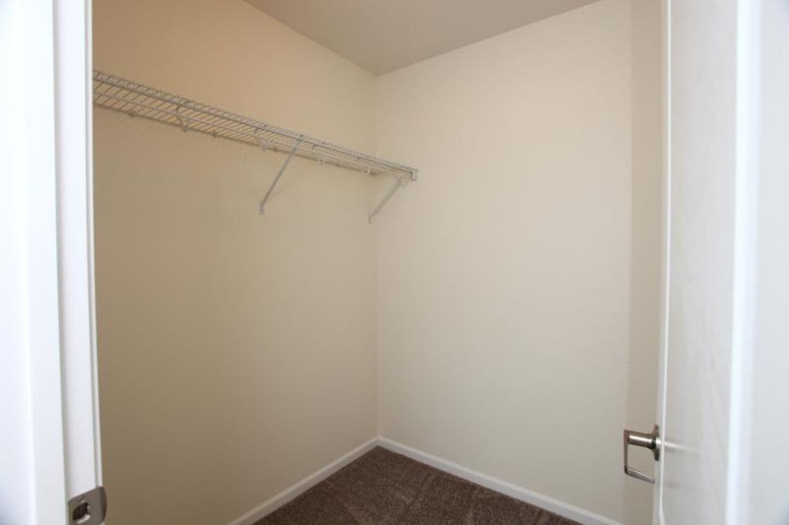 Newton Apartment: 704 Cottonwood Crossing Drive