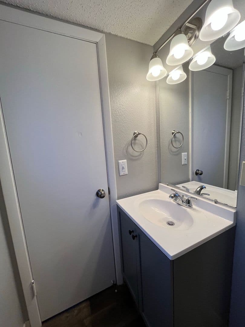 Wichita Apartment: 1000 S Woodlawn Street
