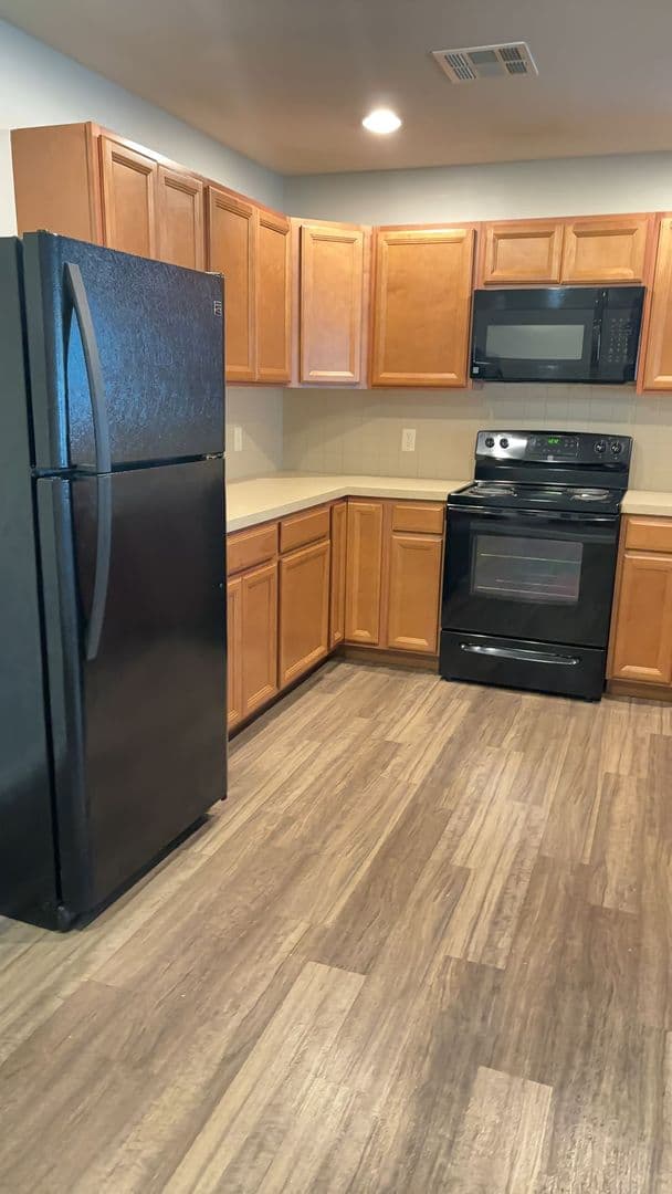 Newton Apartment: 704 Cottonwood Crossing Drive