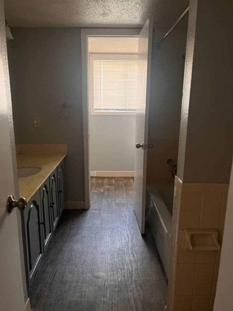 Wichita Apartment: 1000 S Woodlawn Street