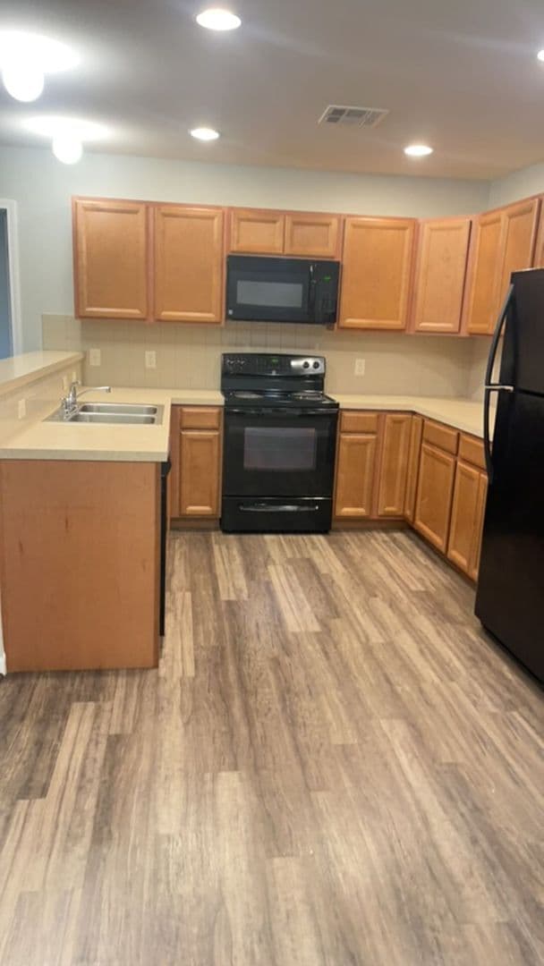 Newton Apartment: 704 Cottonwood Crossing Drive
