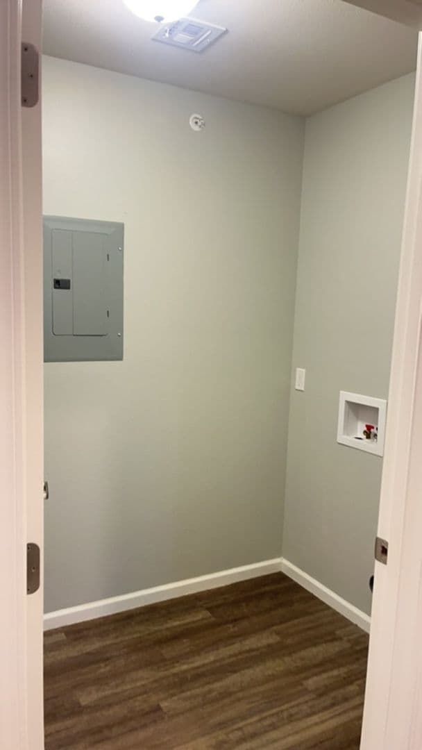 Newton Apartment: 704 Cottonwood Crossing Drive