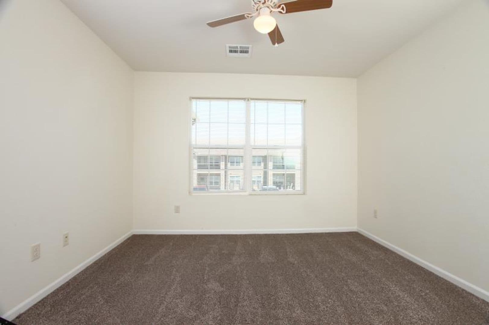 Newton Apartment: 704 Cottonwood Crossing Drive