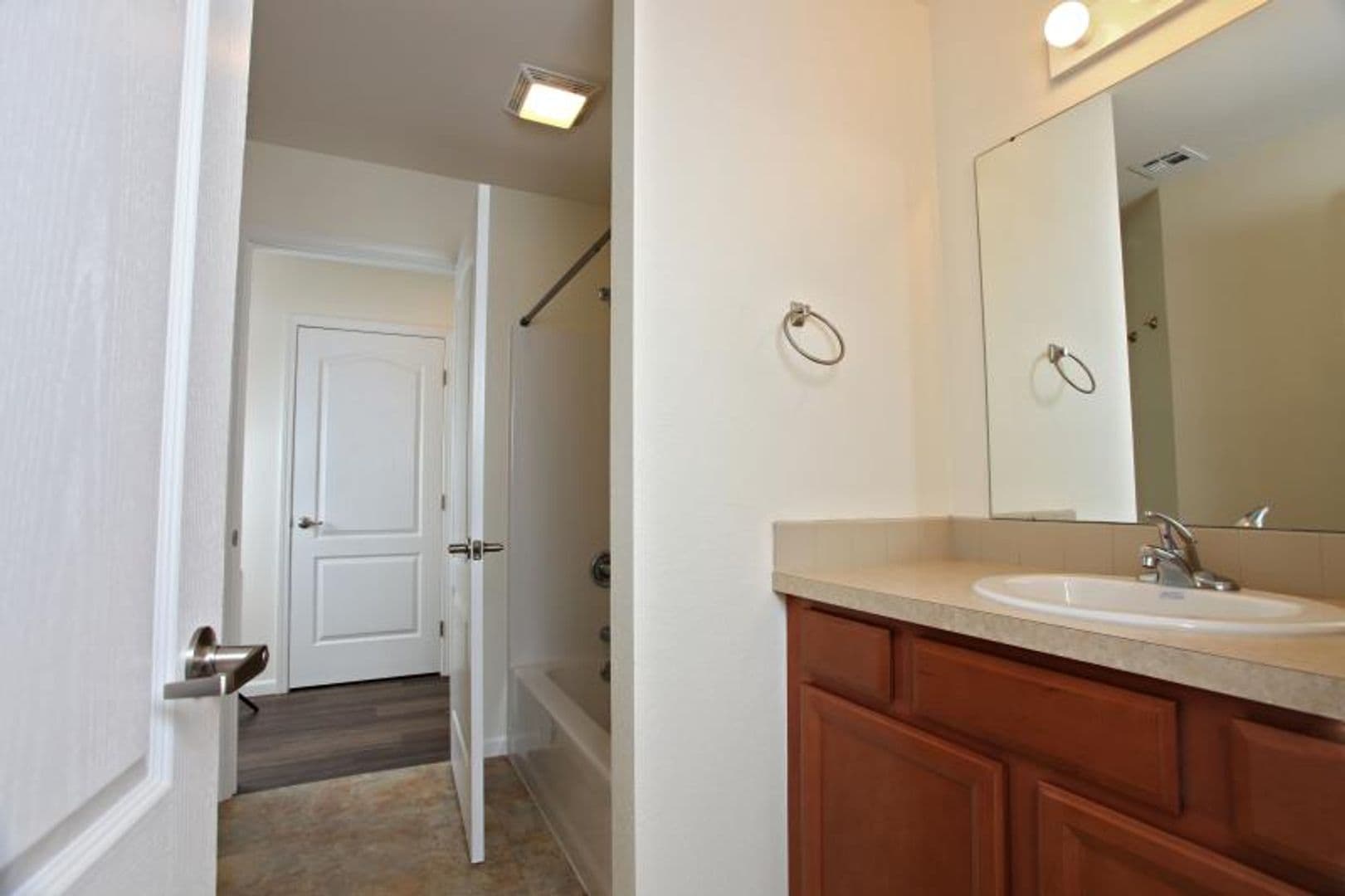 Newton Apartment: 704 Cottonwood Crossing Drive