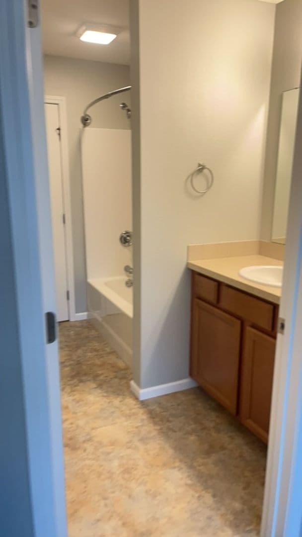 Newton Apartment: 704 Cottonwood Crossing Drive