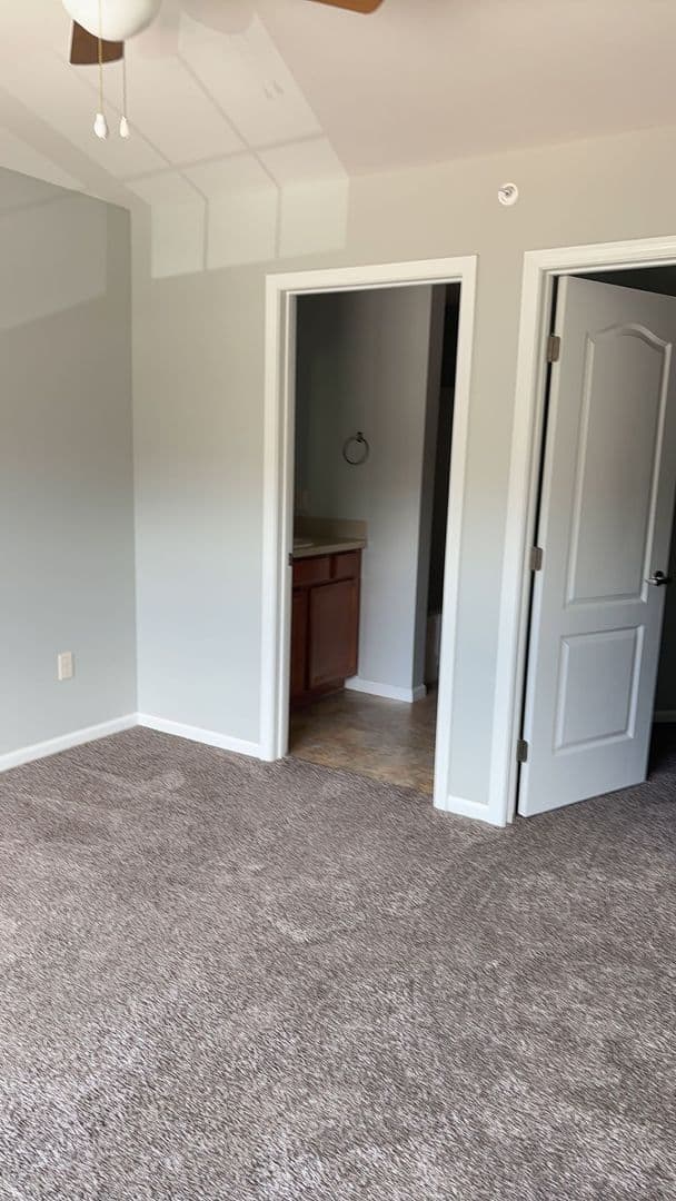 Newton Apartment: 704 Cottonwood Crossing Drive