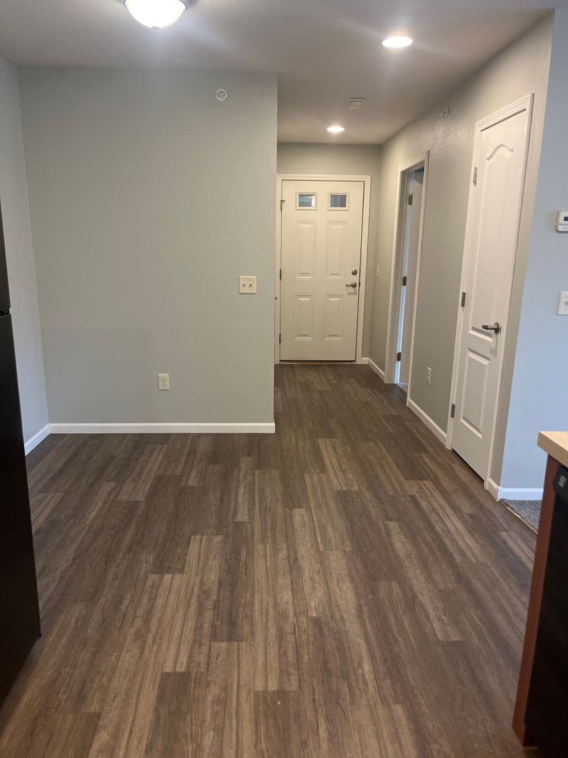 Newton Apartment: 704 Cottonwood Crossing Drive