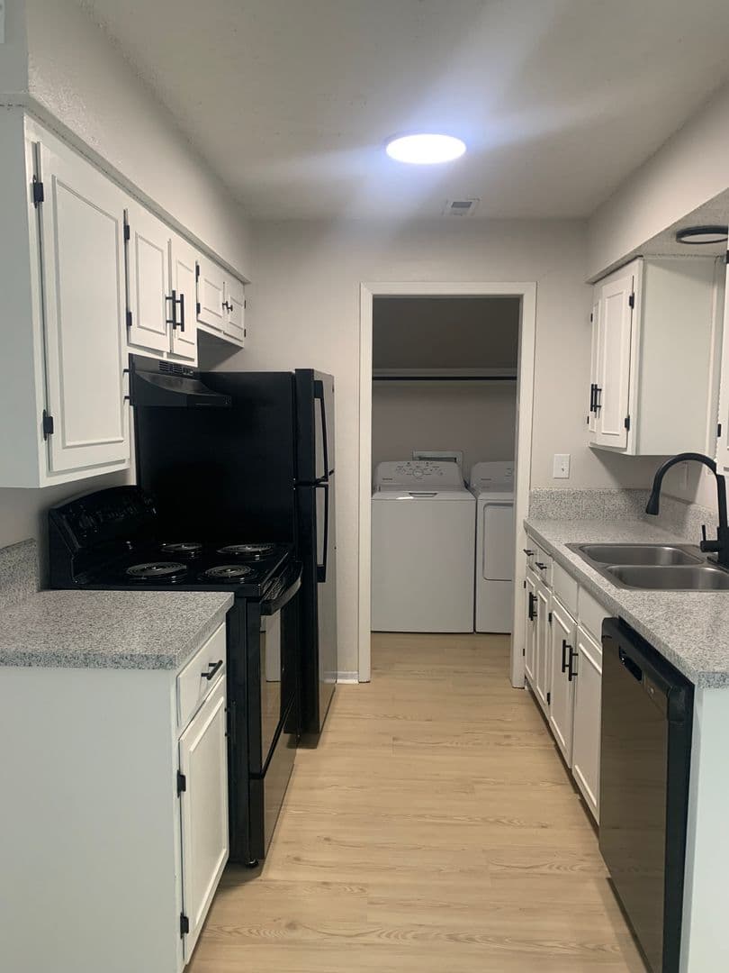 Wichita Apartment: 2355 E. Pawnee