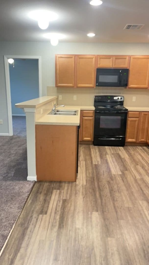 Newton Apartment: 704 Cottonwood Crossing Drive