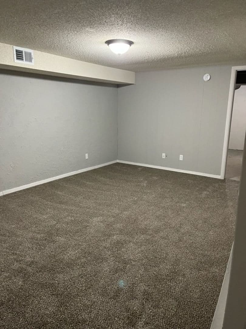Wichita Apartment: 1000 S Woodlawn Street