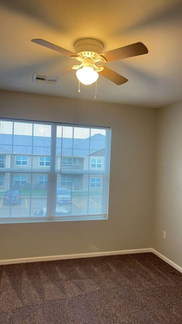 Newton Apartment: 704 Cottonwood Crossing Drive