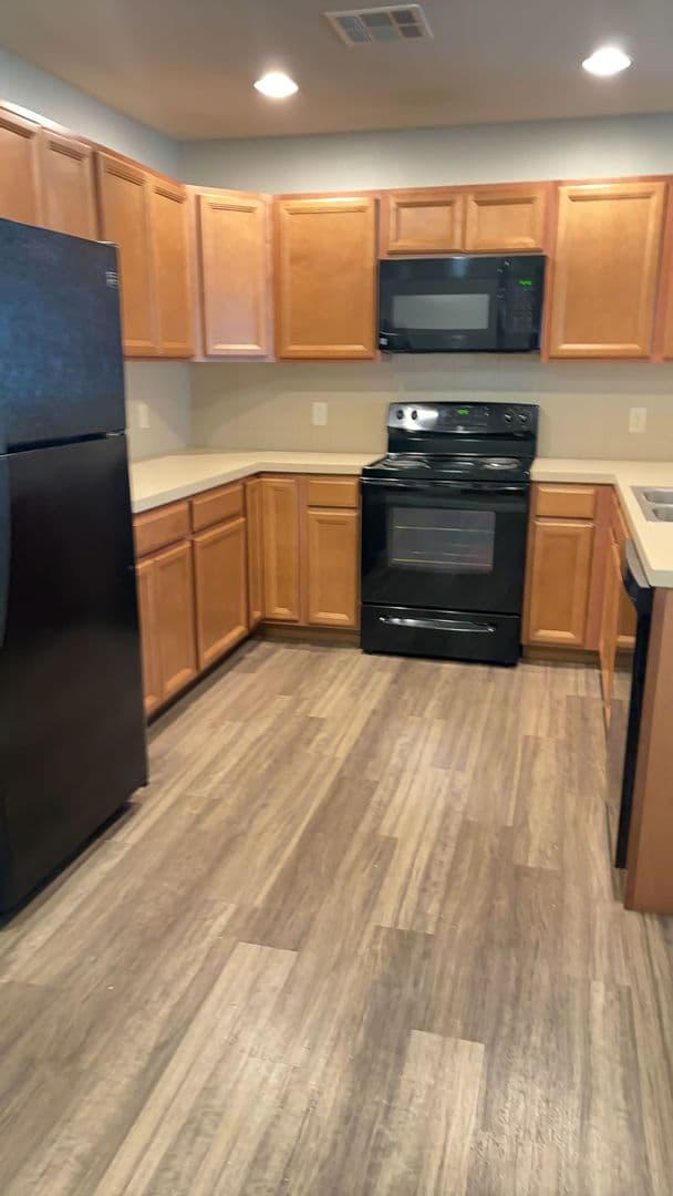 Newton Apartment: 704 Cottonwood Crossing Drive