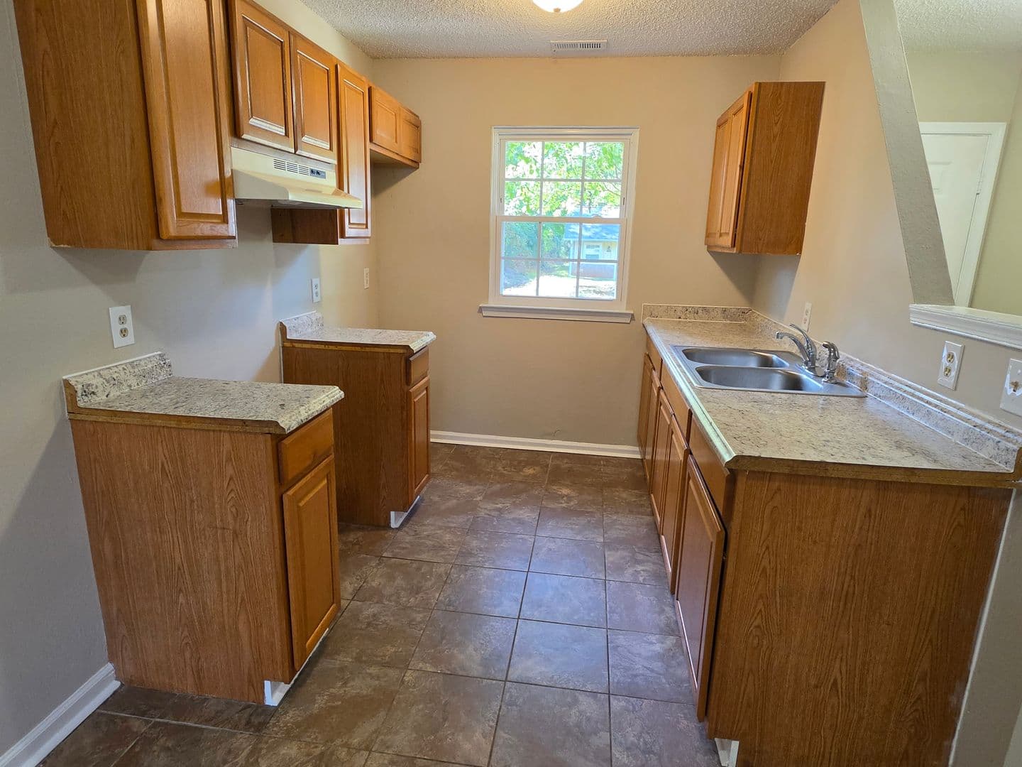 Garner Townhome: 323 Kentucky Dr
