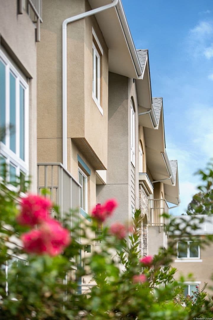 La Mesa Apartment: 5565 Lake Murray Blvd.