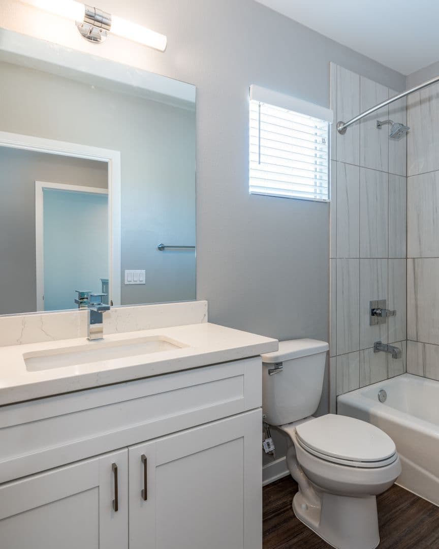 La Mesa Apartment: 5565 Lake Murray Blvd.