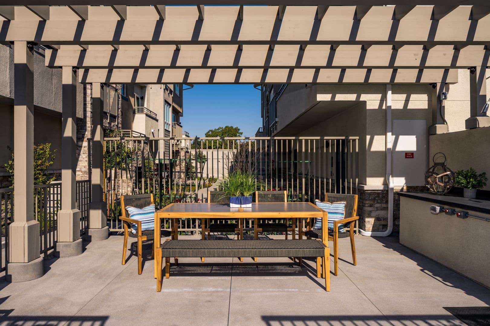 La Mesa Apartment: 5565 Lake Murray Blvd.