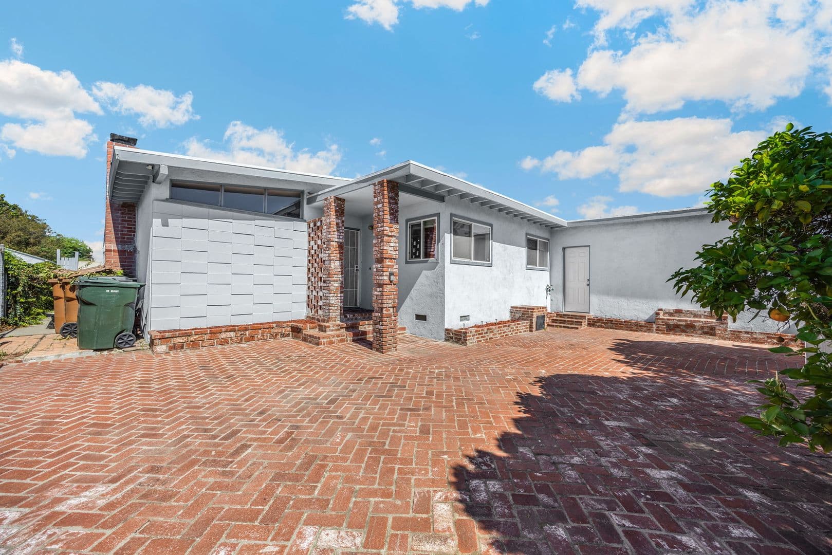 Fullerton House: 1201 West Baker Avenue