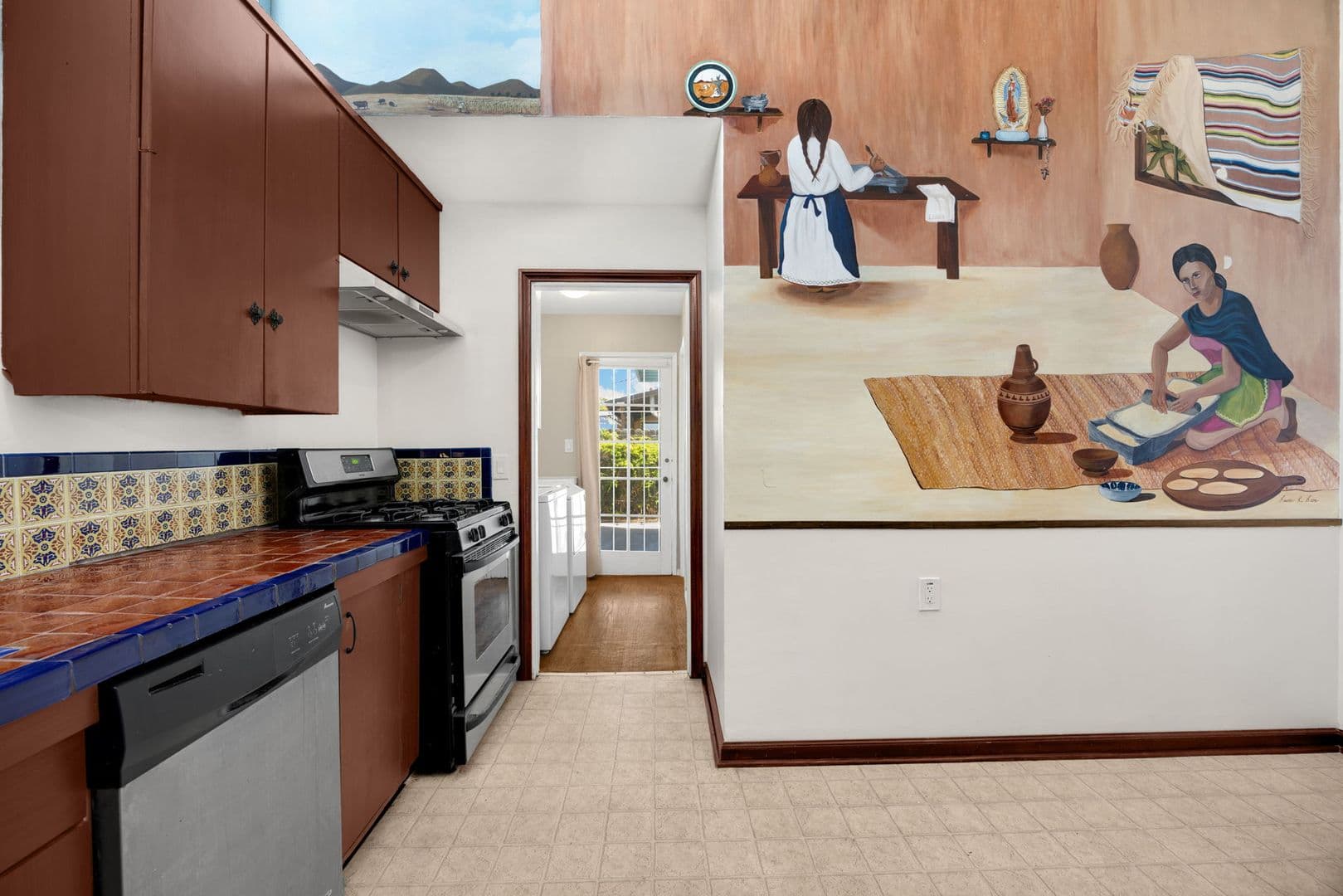 Fullerton House: 1201 West Baker Avenue
