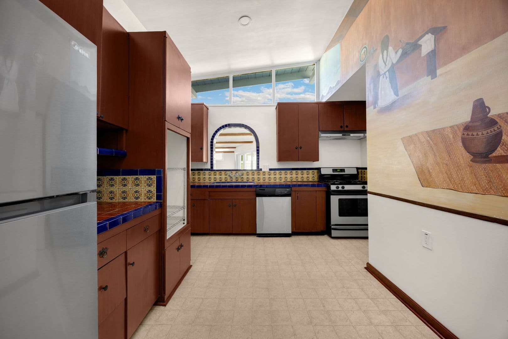 Fullerton House: 1201 West Baker Avenue