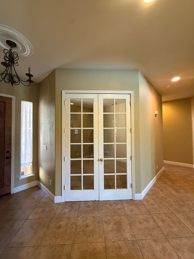 Sacramento House: 5221 Clearly Lane