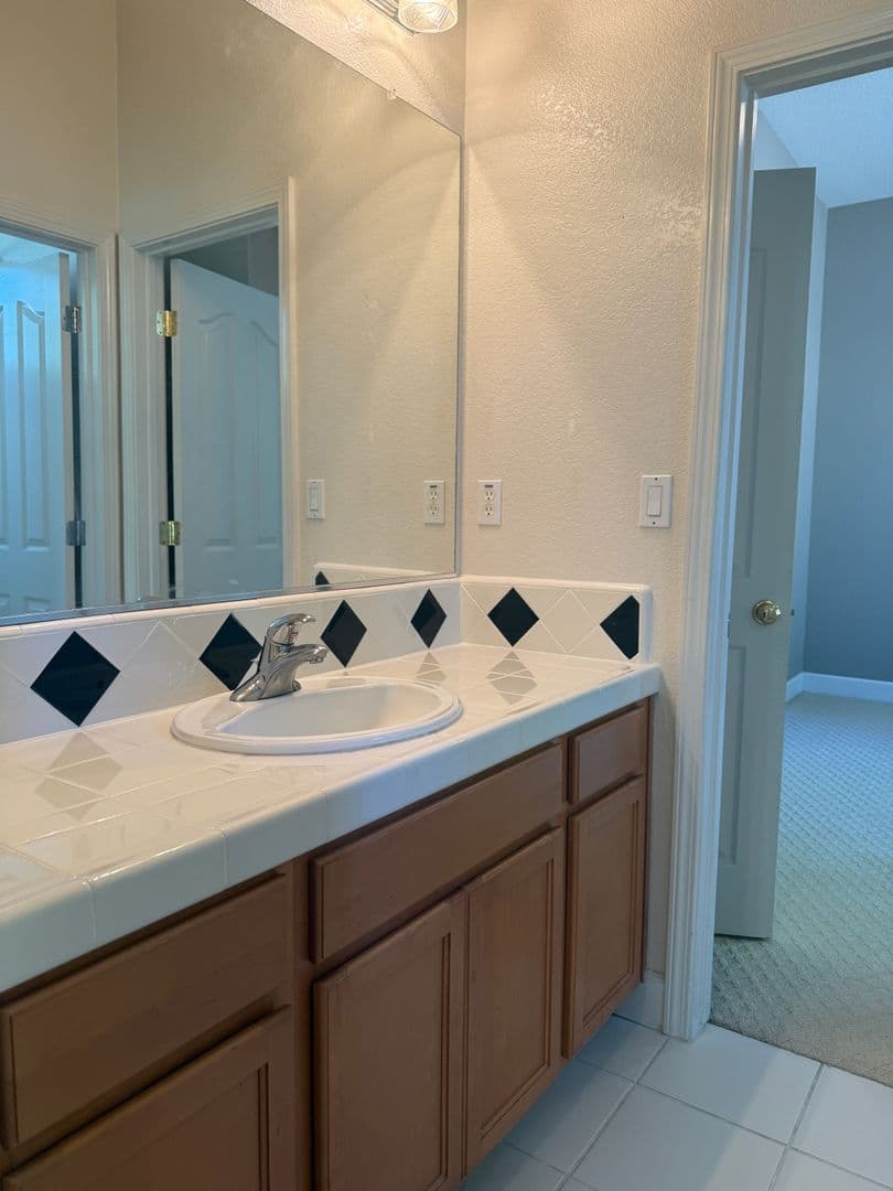 Sacramento House: 5221 Clearly Lane