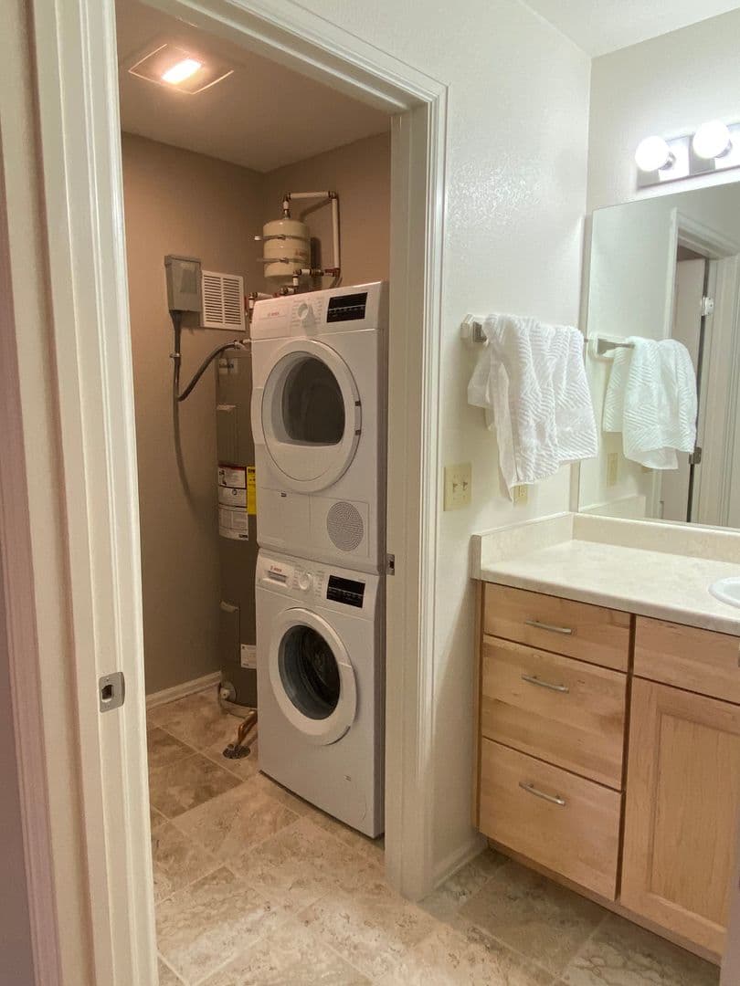 Florence Apartment: 100 E Main