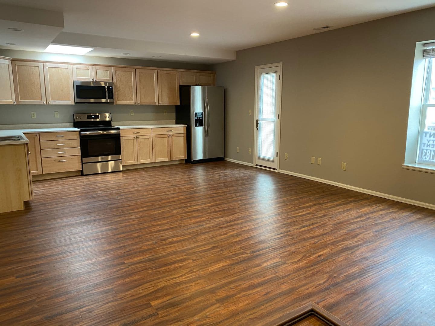 Florence Apartment: 100 E Main