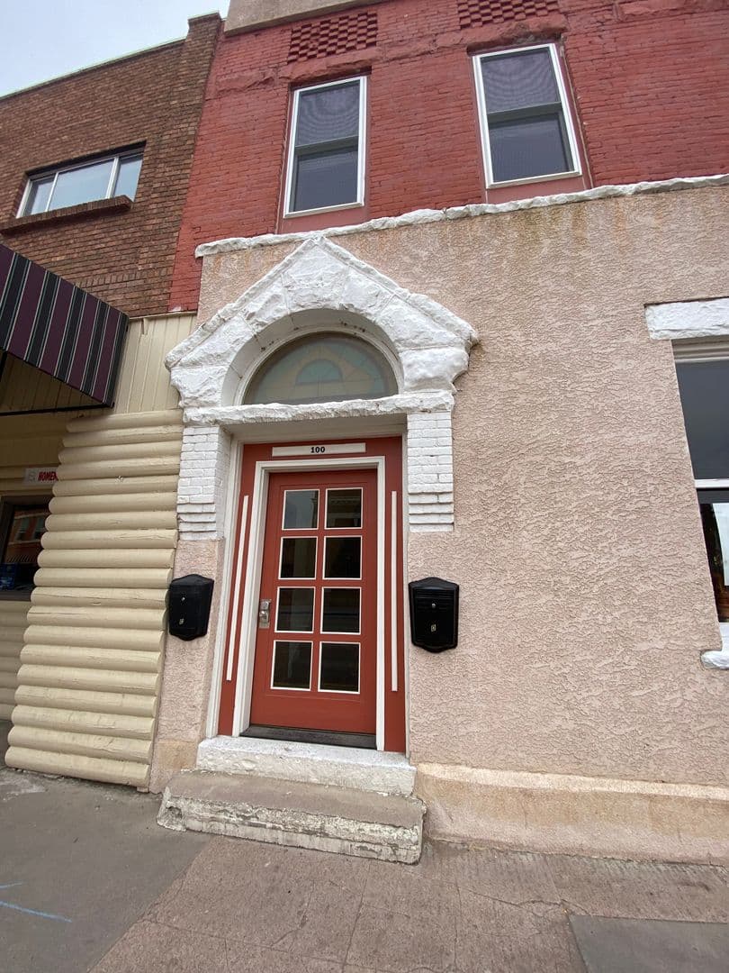 Florence Apartment: 100 E Main