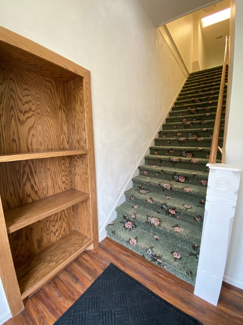 Florence Apartment: 100 E Main