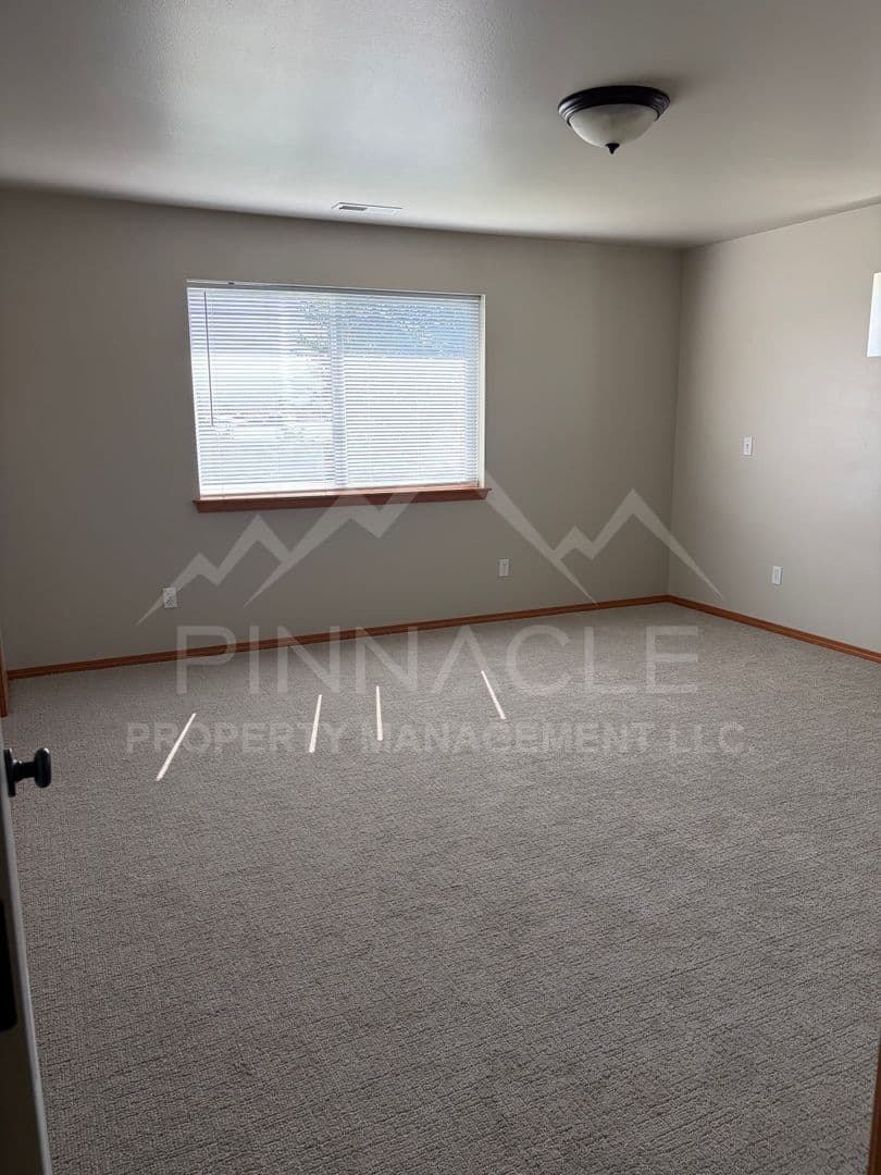 Ellensburg House: 1808 CLEARVIEW DR