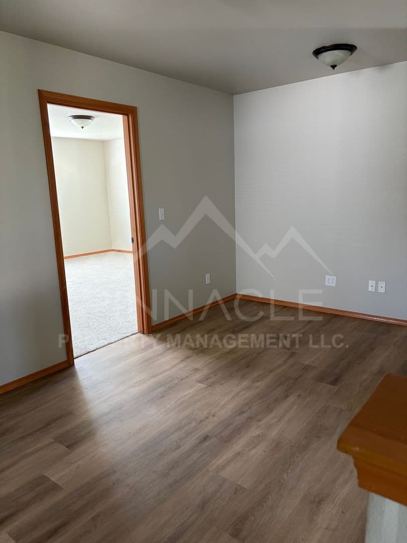 Ellensburg House: 1808 CLEARVIEW DR
