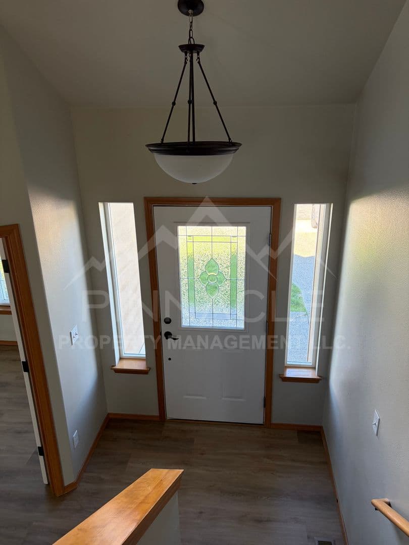 Ellensburg House: 1808 CLEARVIEW DR