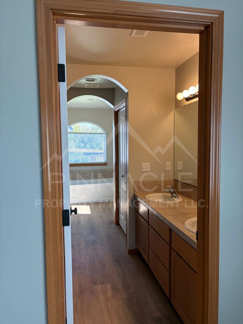 Ellensburg House: 1808 CLEARVIEW DR