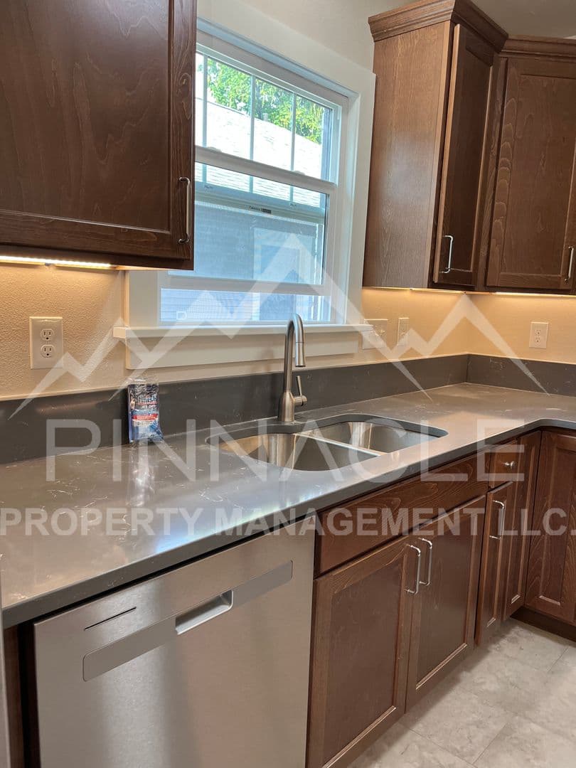 Yakima Apartment: 3 CHICAGO AVE