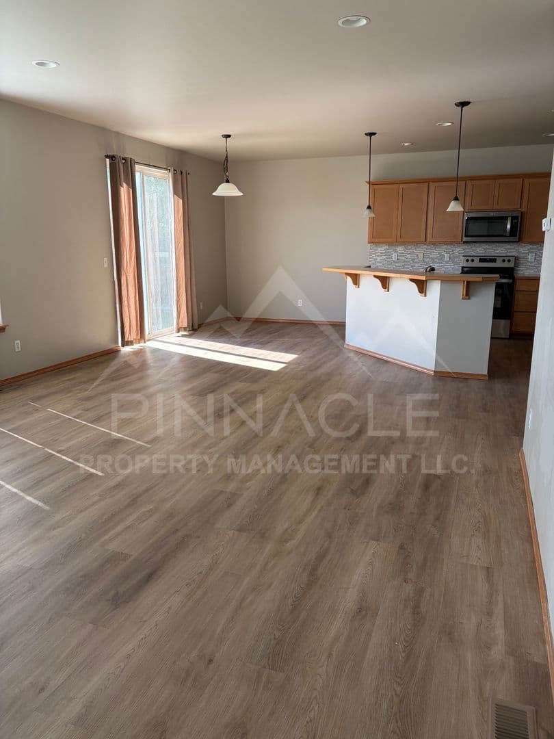 Ellensburg House: 1808 CLEARVIEW DR