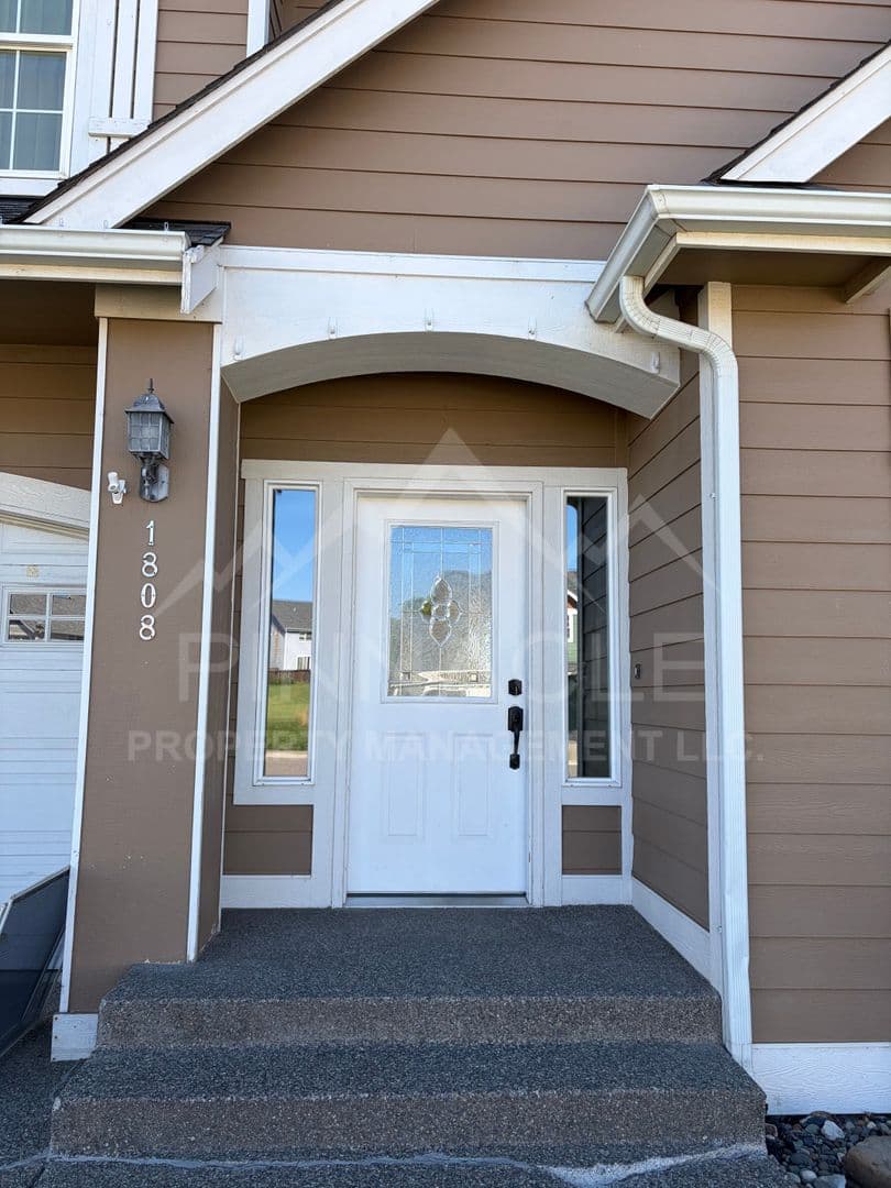 Ellensburg House: 1808 CLEARVIEW DR
