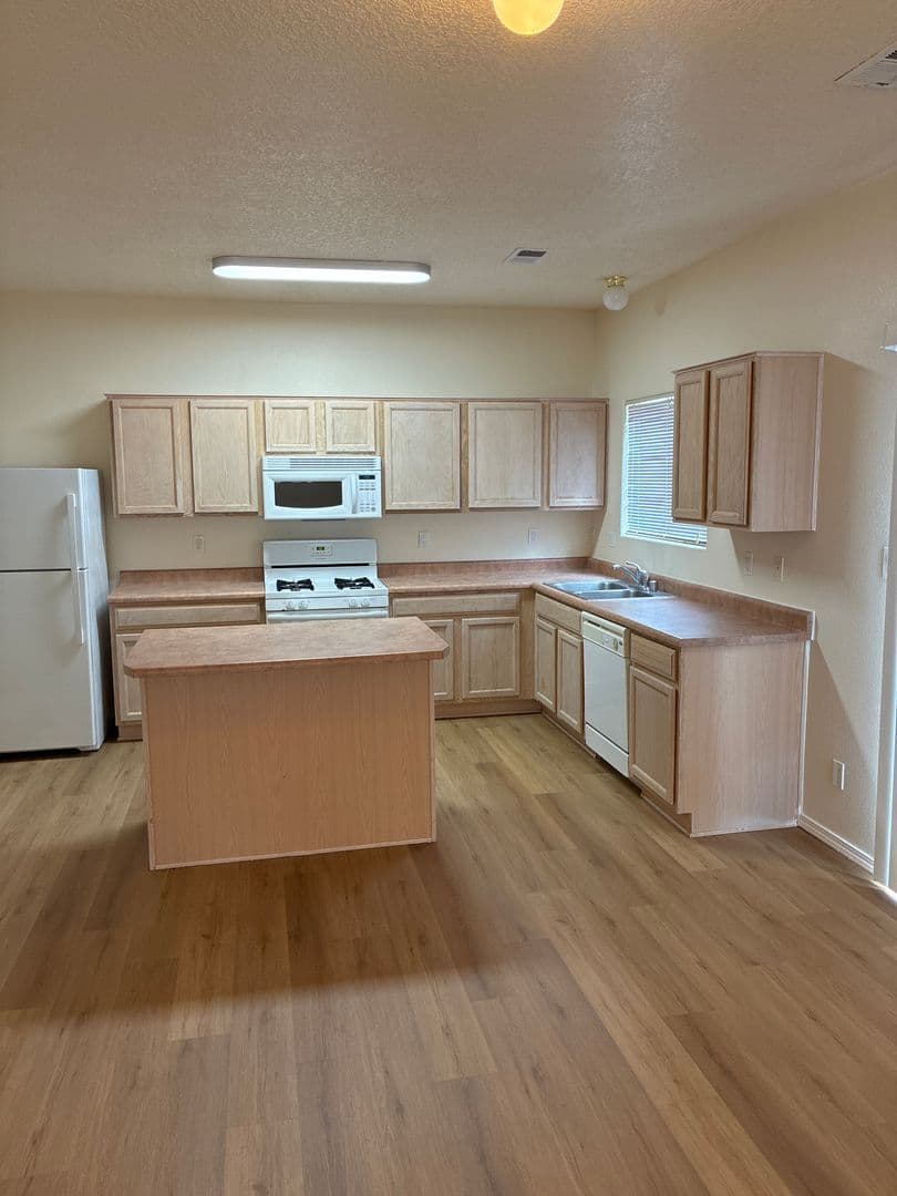 Albuqueruqe House: 5401 Saturnia Rd NW
