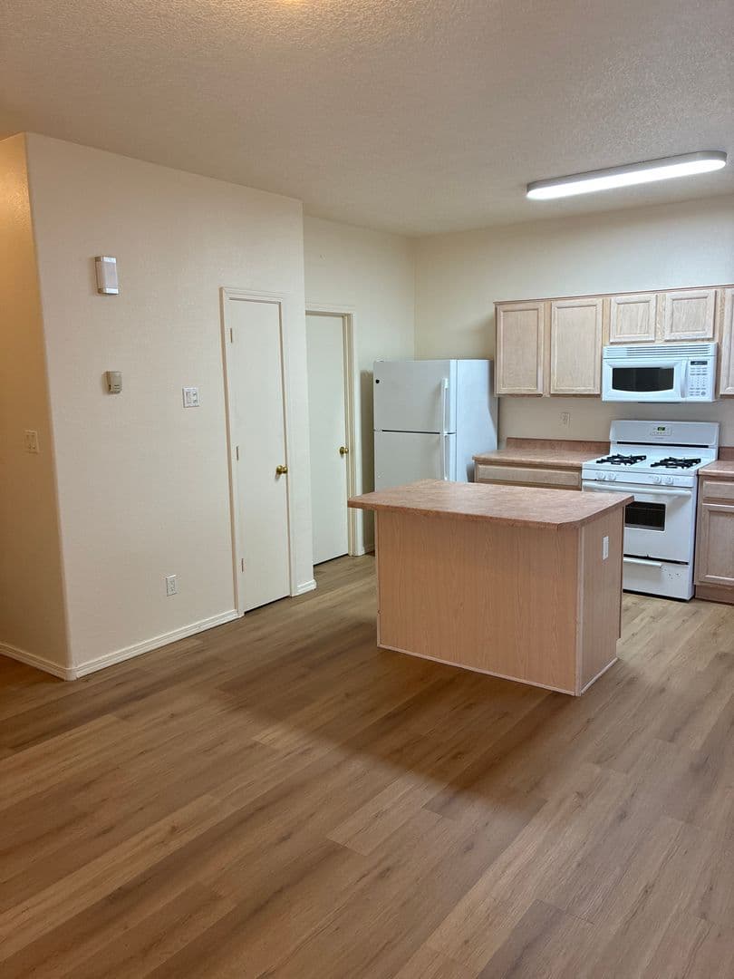 Albuqueruqe House: 5401 Saturnia Rd NW
