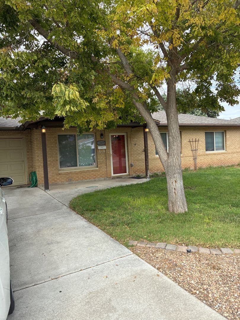 Albuquerque House: 2209 Utah St NE