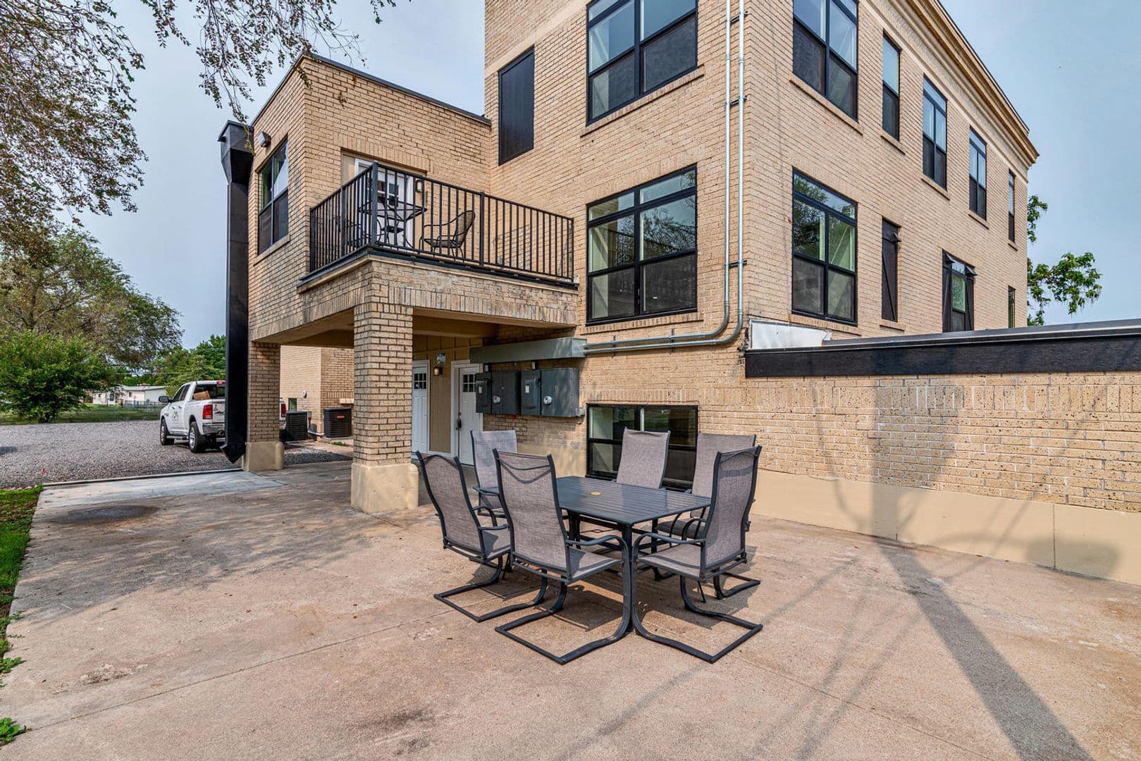 Sterling Apartment: 916 S 7th Ave