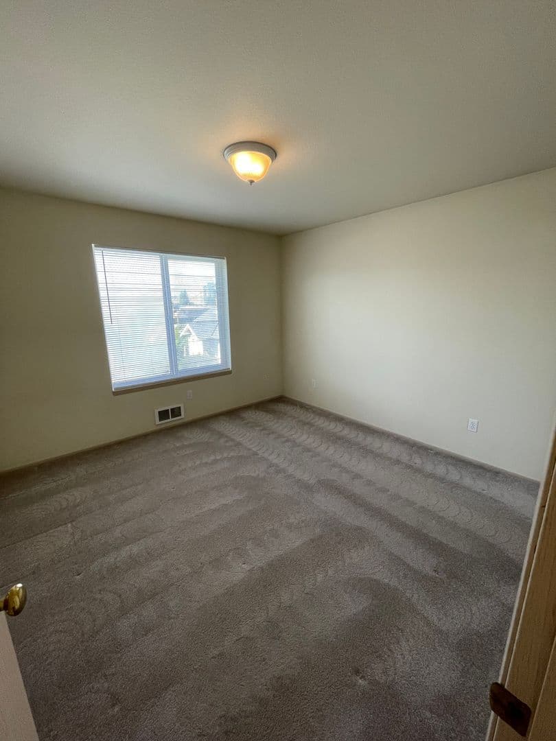 Everett Apartment: 3208 Rockefeller Ave