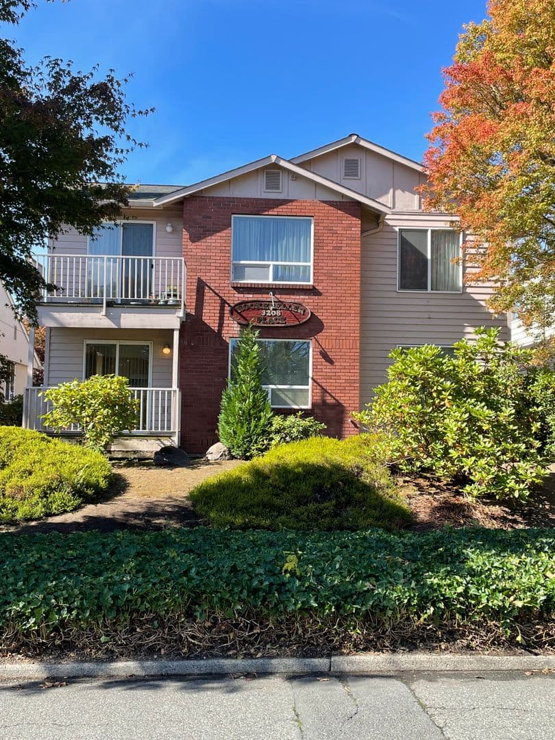 Everett Apartment: 3208 Rockefeller Ave