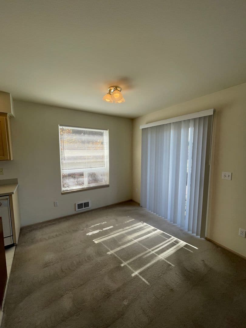 Everett Apartment: 3208 Rockefeller Ave
