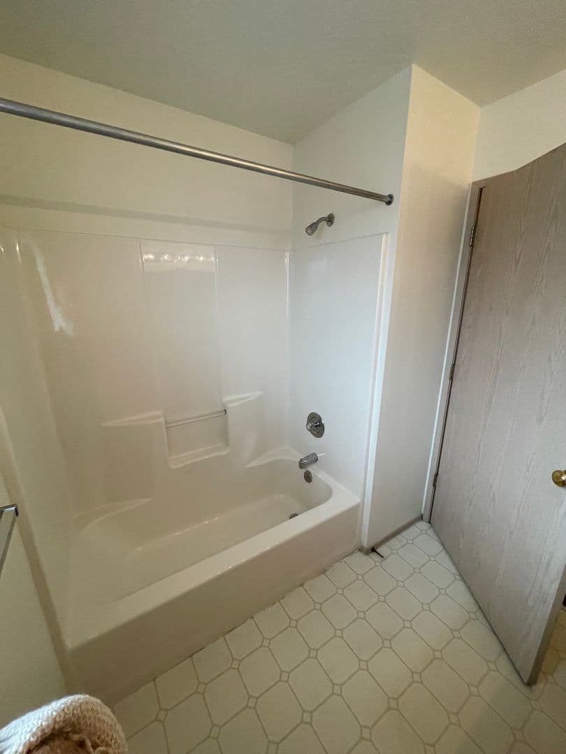 Everett Apartment: 3208 Rockefeller Ave